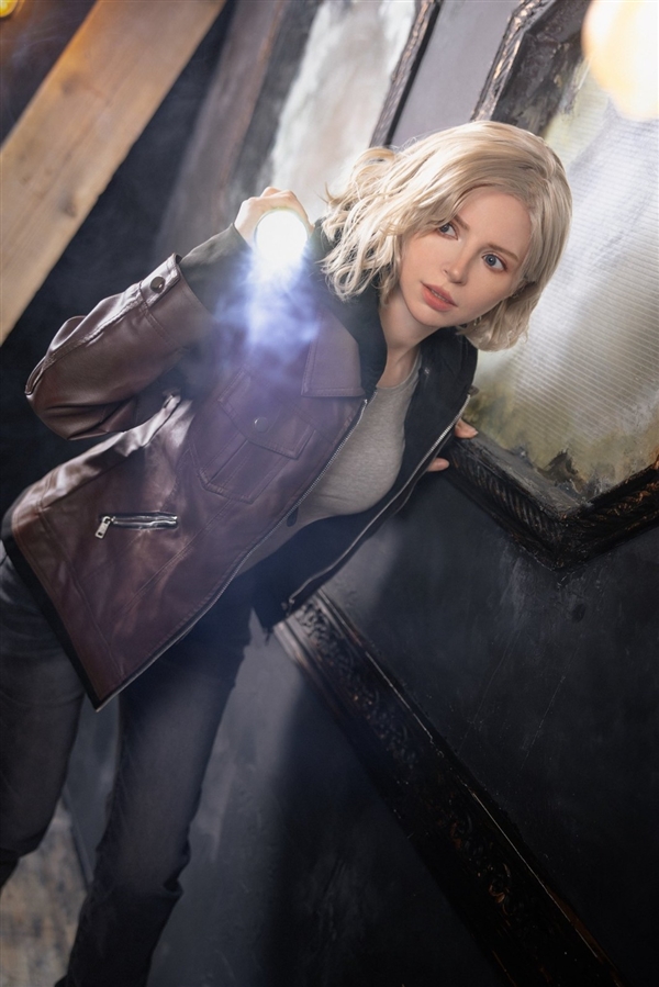 《生化4RE》阿什莉体模COS妮姬新装 黑衣黑丝很诱人