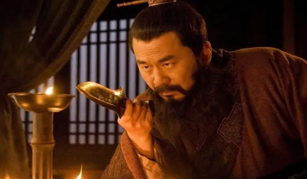 曹操失马掉落田间之后，为何将士没有救却得到褒奖？（新鲜出炉）