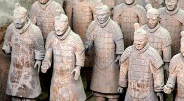 兵马俑排列出的军阵威武宏伟，为什么手里却没兵器？（这样也行？）