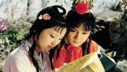 贾宝玉与林黛玉互生欢喜，为何又时常亲近其他女子？（这样也行？）