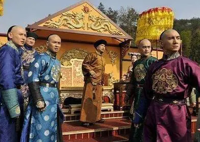 雍正登基后，为什么对大哥、二哥的态度截然不同？（学到了）