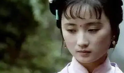 香菱拜师林黛玉时，把薛宝钗的什么本性给暴露出来？（没想到）