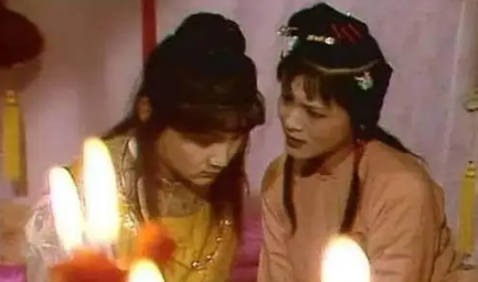面对薛宝钗和王夫人时，花袭人为何要给出两种答案？（这都可以）