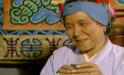 在贾母的茶杯精髓里，她对待林黛玉和妙玉的态度如何？（没想到）