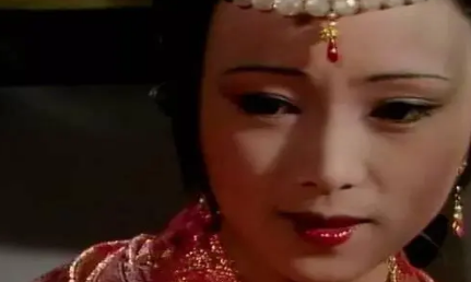 在辈分规矩上，秦钟和姐姐秦可卿走了什么样的道路？（没想到）
