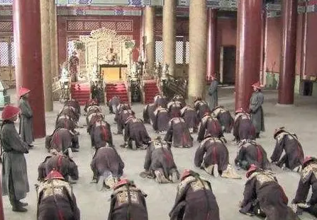 清朝大臣见皇帝的时候 大臣为什么甩袖子再跪拜（怎么可以错过）
