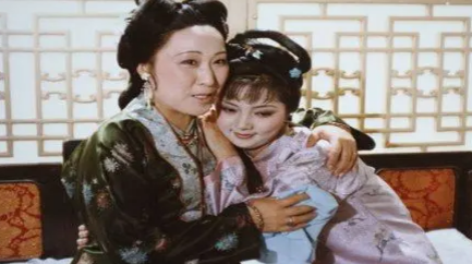 面对薛姨妈在自己的伤口上撒盐一事，林黛玉如何反击？（新鲜出炉）