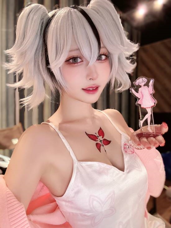 樱花妹《鸣潮》椿COS欣赏:感受神秘的力量