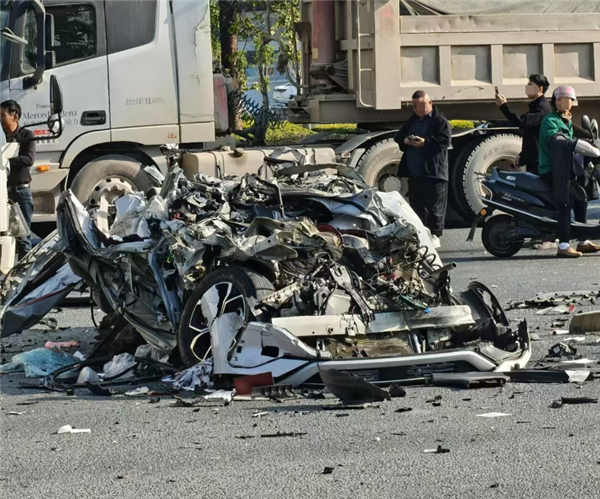 SUV路口不减速撞翻大货车 警方通报:致1死2伤