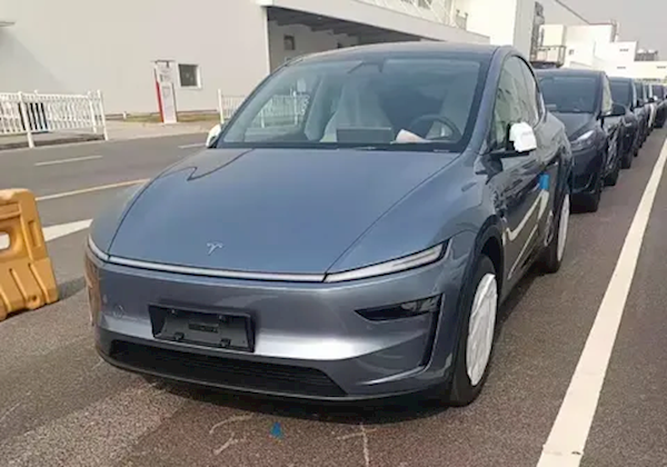 选装8000元!特斯拉Model Y焕新版冰河蓝实车曝光