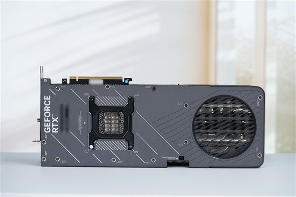 国行特供游戏利器!七彩虹iGame RTX 5090D Advanced 32GB显卡图赏