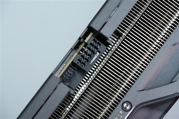 国行特供游戏利器!七彩虹iGame RTX 5090D Advanced 32GB显卡图赏