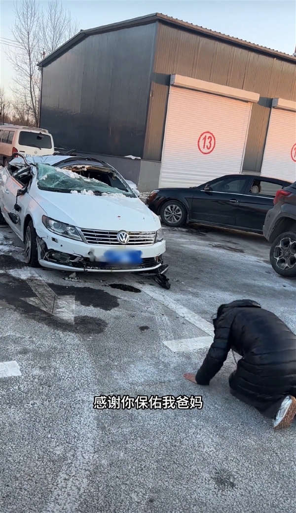 女车主跪谢大众CC爱车 保她父母周全！大众为她送出探岳L新车