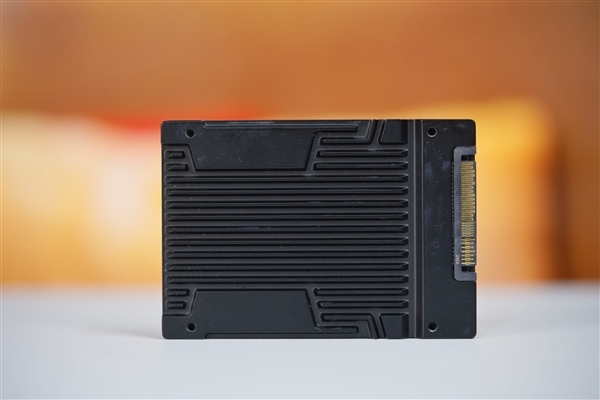 长江存储首款PCIe 5.0企业级SSD PE511:首次32TB、性能提升100%
