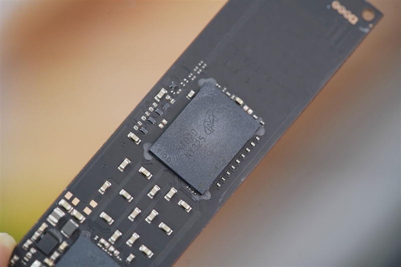 英睿达P310 SSD 2TB评测：满速PCIe 4.0还自带散热片 PS5扩容好选择