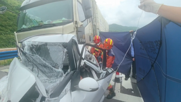 奇迹!迷你小轿车被两辆大货车挤扁 司机死里逃生
