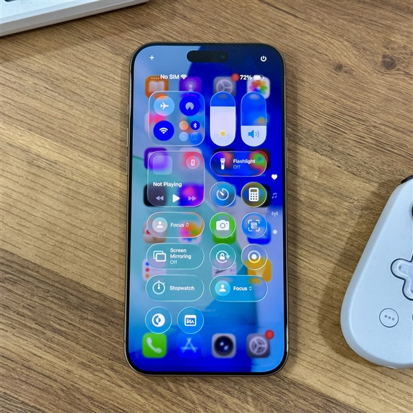 博主体验iOS 26测试版:液态玻璃设计翻车 内容可读性差