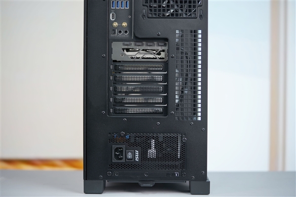 性能与颜值兼具!微星全家桶装机PC图赏