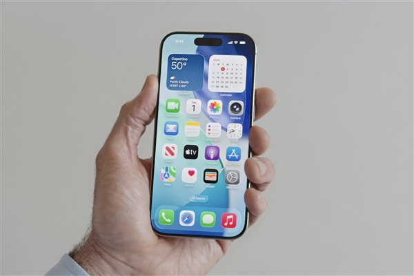 iOS 26上手:第一眼就不一样 但AI缺席