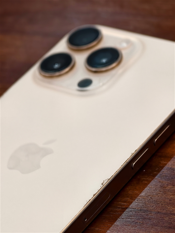 iPhone升级iOS 26时发热严重：手机出现溢胶