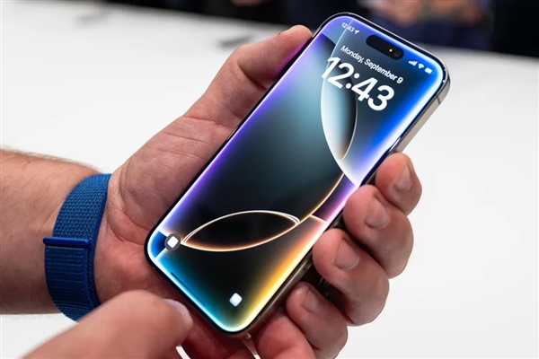 iPhone升级iOS 26时发热严重：手机出现溢胶