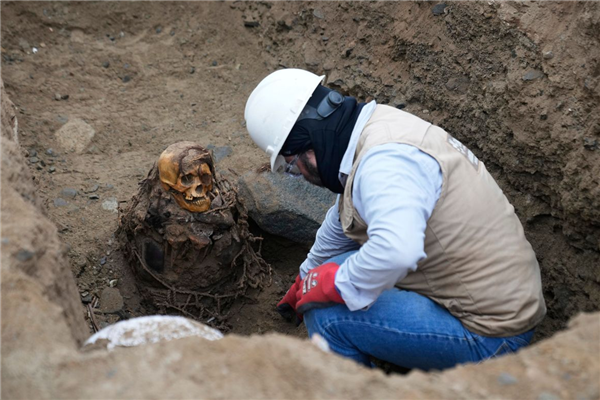 秘鲁发现一具木乃伊:坐在那里1000年