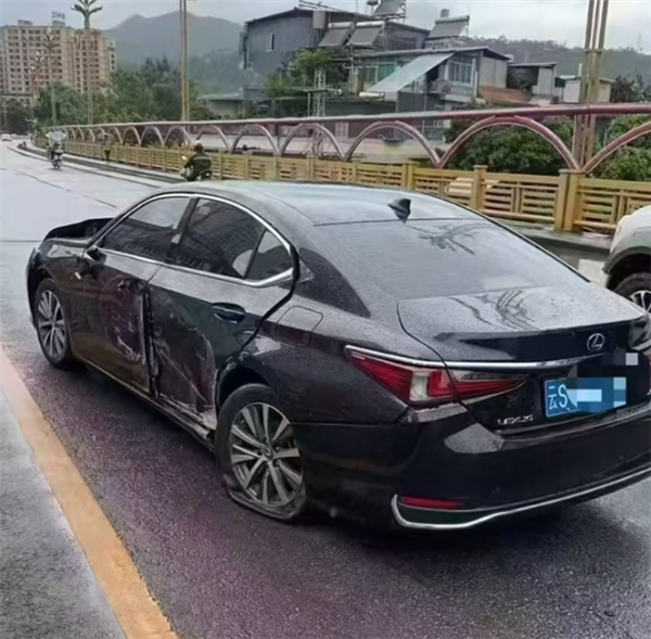比电影还刺激！云南一路面塌陷出大坑 雷克萨斯飞车而过