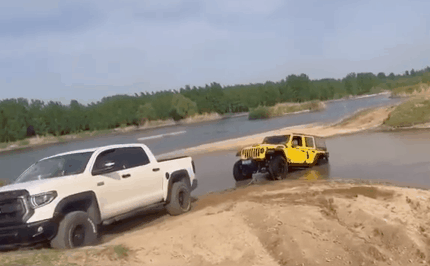 丰田救援JEEP 拖车绳断裂击中后车司机头部！一看就是救援新手！