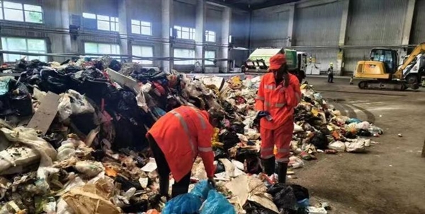 经济学家马光远：翻8吨垃圾帮游客找回儿童手表是对基层工人的冷漠与不尊重