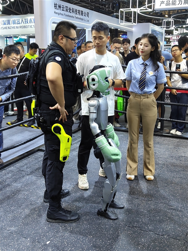 “火药味”对决!宇树机器人和真人激烈“打架”视频意外流出
