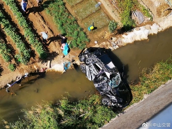 男子和女友开哈弗猛龙滚落80米悬崖 二人仅手臂轻微擦伤!长城魏建军:万幸人没事