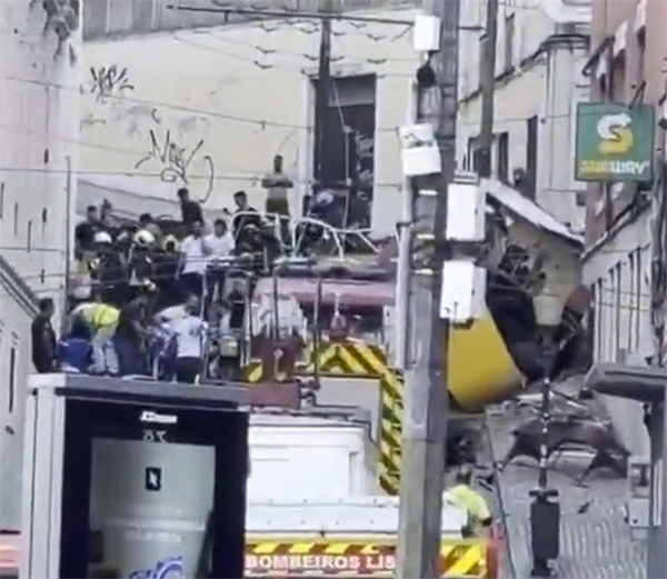 葡萄牙著名旅游景点 黄色历史缆车脱轨坠毁:至少15人死亡